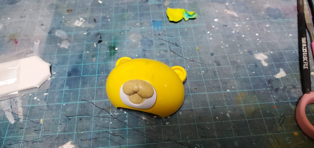 パテで顔回りをちょこっといじっています