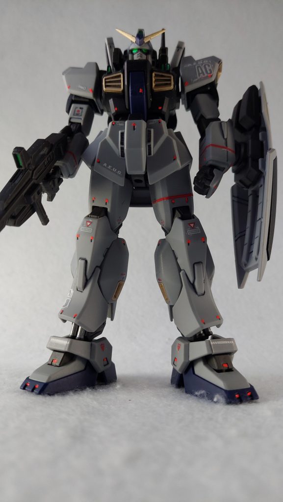 成型色で済む分他で手をかけよう、ということで今回はハセガワのフィニッシュシートを初使用。練習としてレッドポイントにできそうな部分にやり過ぎなくらい片っ端から貼り付けてみました。かなり適当に切ってるんですが遠目ならまあそれっぽく見える。