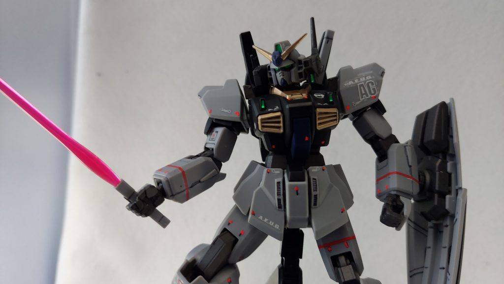 エゥーゴ仕様のリアルタイプカラーのはずなんですが、ロービジだとなんだか悪役っぽいですね。以下、アクションポーズになります。