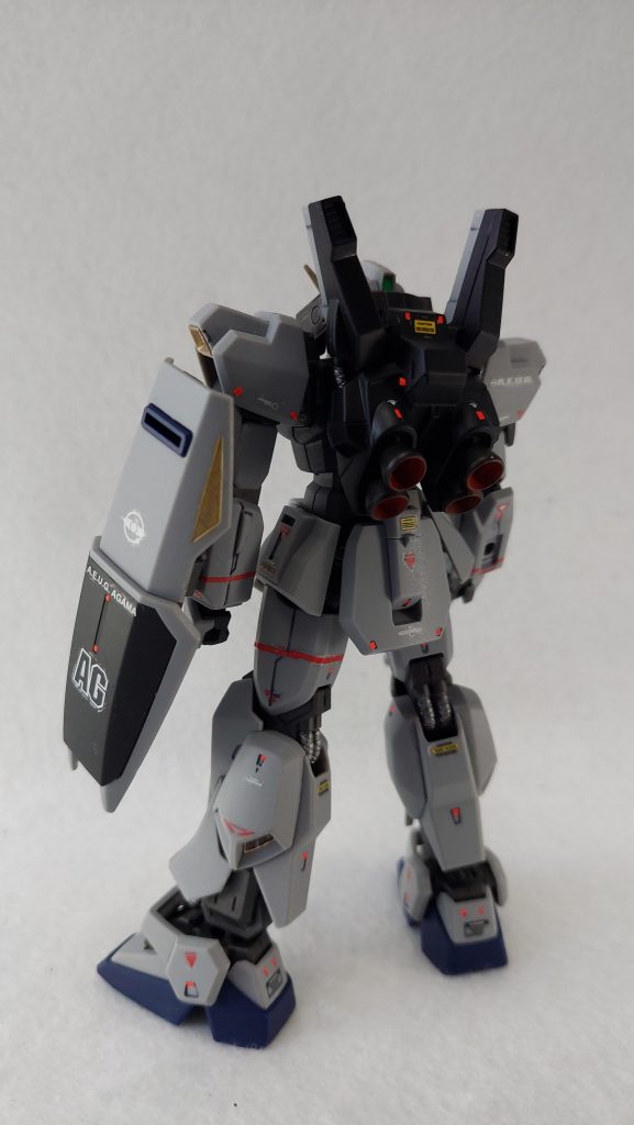 塗装は本体ゴールド部や合わせ目を消した武装の他、バックパックのバーニア内側をエナメル塗料のフラットレッドで塗装。事前にバーニア自体をクレオスのメタルブラックで塗装していますが写真だとあまり差が目立ちませんね。それとシリンダーやケーブルをガンダムマーカーのシルバーでちょんちょんと塗りました。