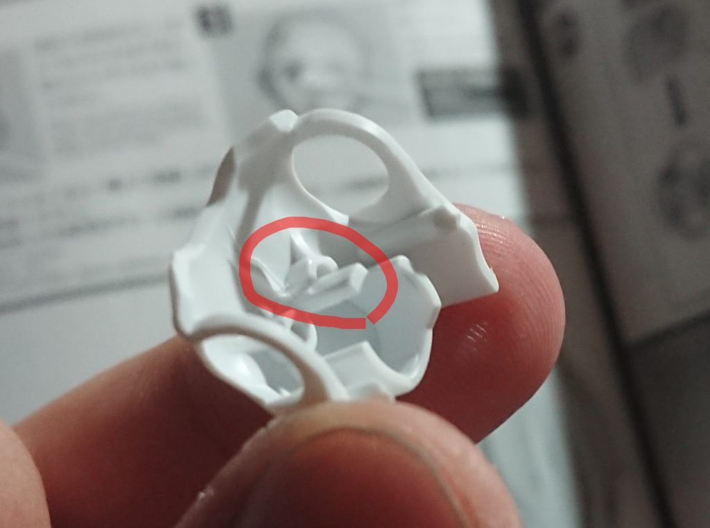 肌色パーツを後ハメするためには、この画像のようにさらにごそっと切り取ります