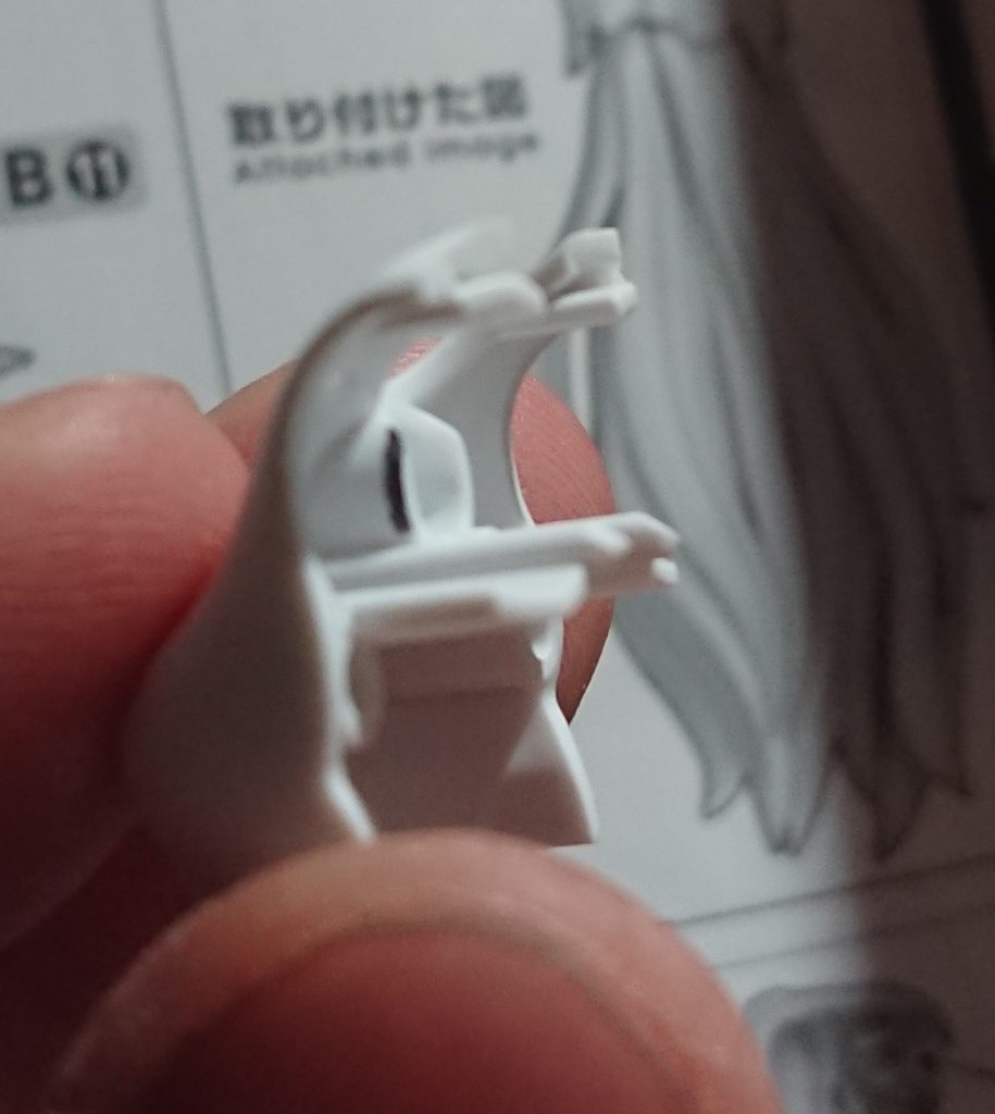 また胸部前面、エリパーツをハメこむダボ穴の側面を削り