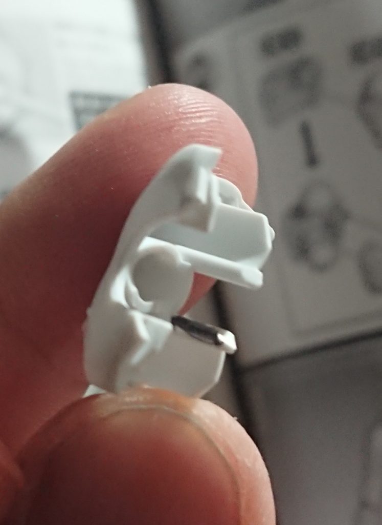 その下側のダボピン上面も削り落とします。これで首と言うかエリパーツを差し込む穴から斜め～横の角度から、ちょっと苦しいですが肌色パーツが差し込めるようになり、エリ、腹部も後からはまります。…このキットの場合問題なのは、ここの後ハメよりも、服の黄色いラインが干渉