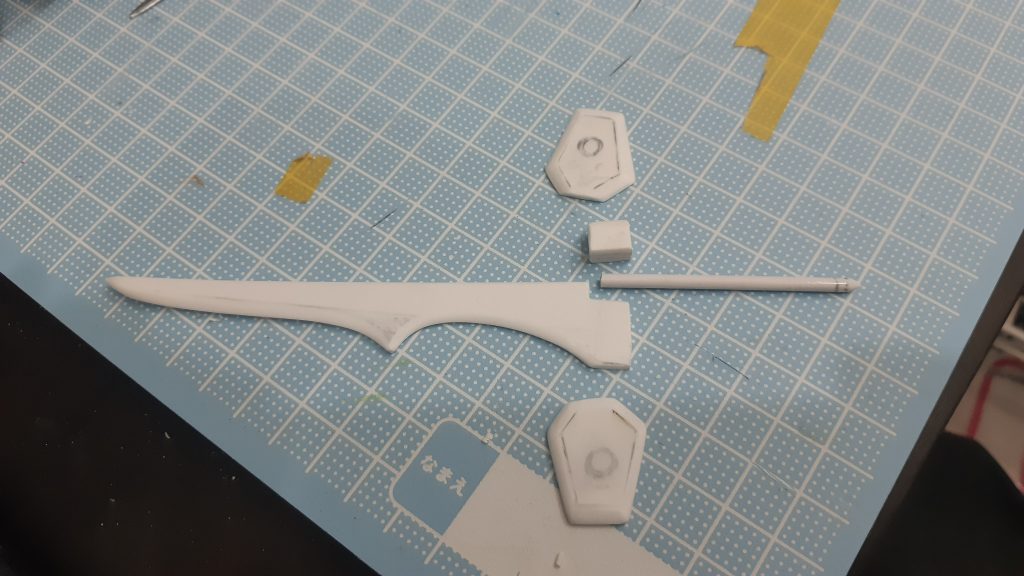 1mmプラ板を2枚重ねしたブロック3つとランナーの切れっぱしで大体出来てます。プラ板作業は好きなのですが、粉が大量に出るので嫁には嫌がられます。