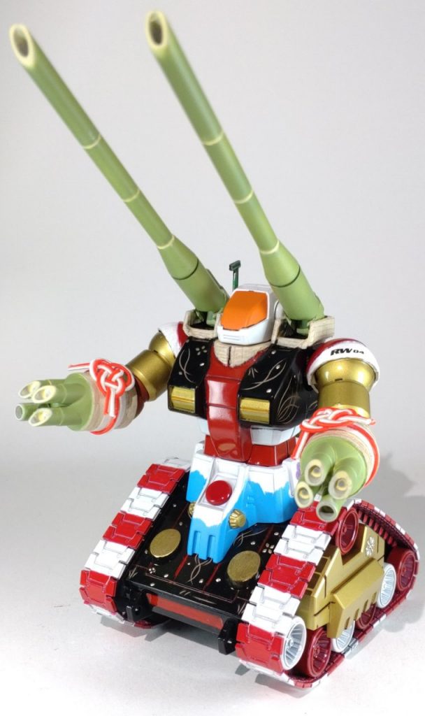 元旦ガンタンクということで紅白模様をベースに竹、鏡餅、富士山、重箱、門松など正月・元旦らしさを感じられる要素を盛り込みました。肩部に施した型番は令和4年ということで「RW04」に。ちなみにデカールはダブルオー汎用デカールの「THRONE ZWEI」と「GN-004」から文字を切り貼りしてます(笑)