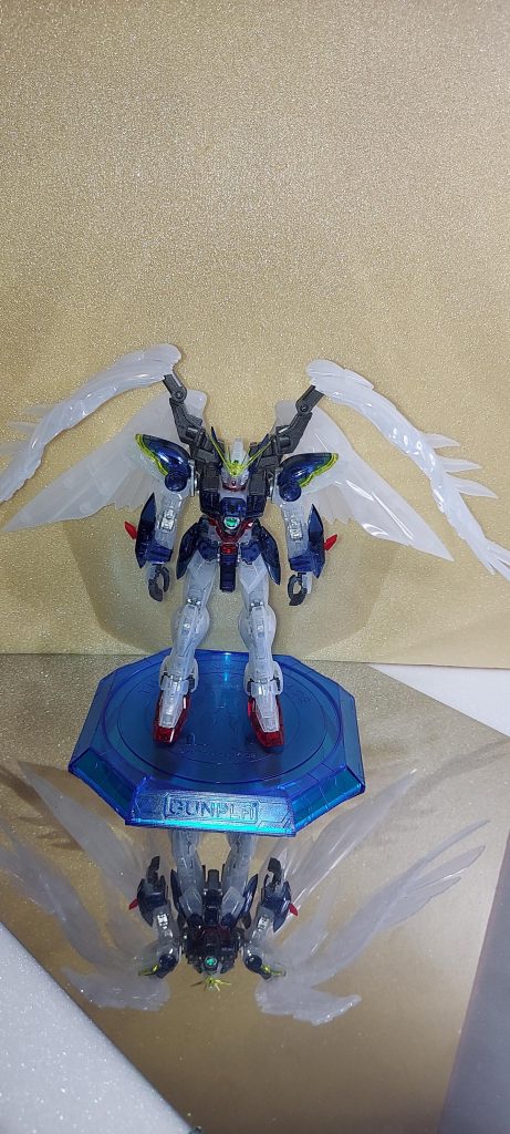 行く途中で巨大νガンダムを嫁が発見😲息子と娘が「オー～～～」😆俺は運転中で足しか見れなかった😭