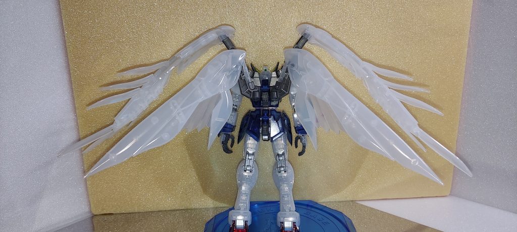 展示品の羽が神々しく見えて