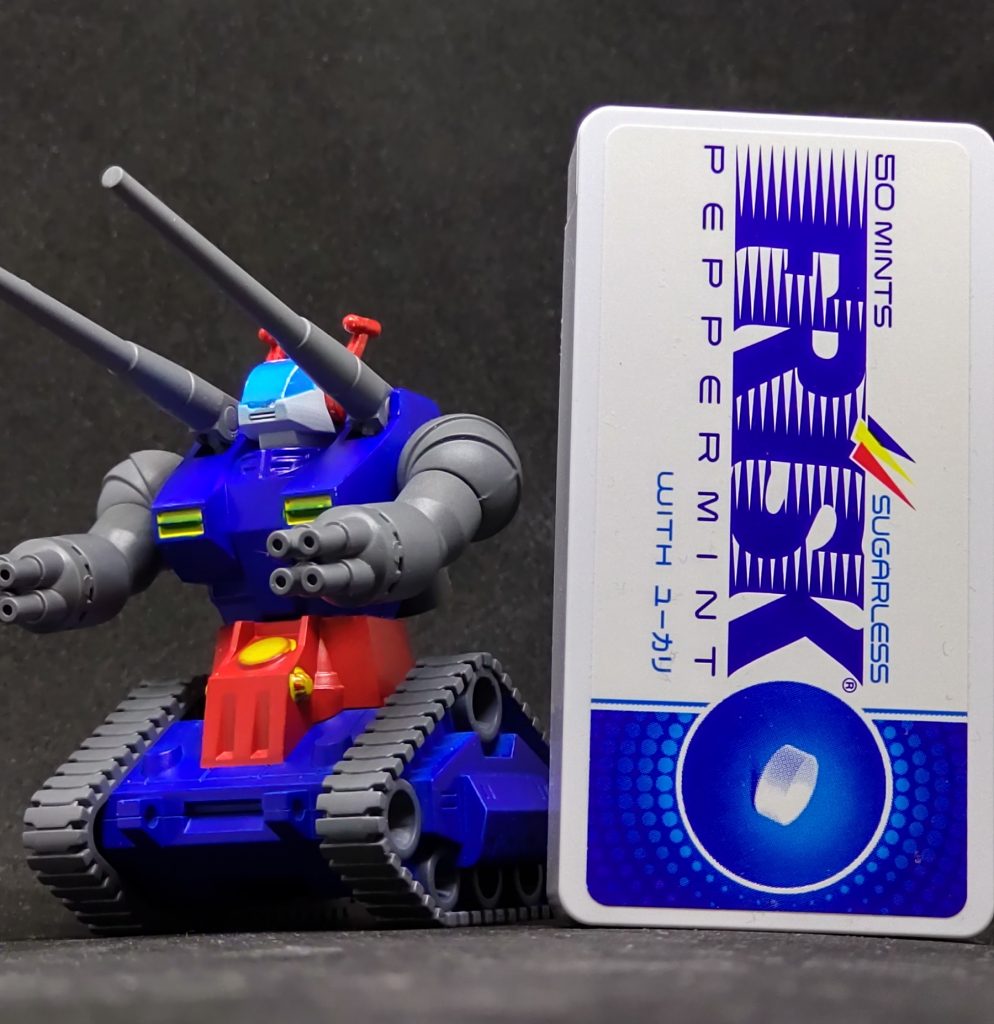 皆さんご存知の通り、ガンプラコレクションは1/144キットを半分のサイズで再現した、というのがウリなので小さいんですよね。更にこんなネタ、時間がかかると賞味期限切れになるので三が日のうちに完成させるのを目標にしてたので雑です(笑)しかも合わせ目消ししようと使った流し込み接着剤が片側のキャノン砲の基部に流れてしまい角度固定に(泣)ディスプレイモデルだと思って諦めます。