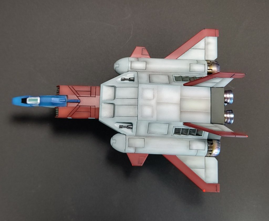 背面のモールドはパネルシェーデイングやってみました。スジ彫り無しで塗装のみでパネルライン表現してます。