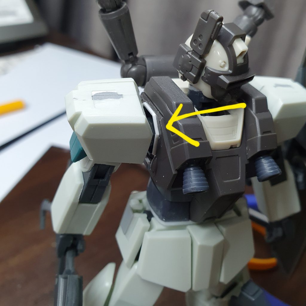 ボディと肩の間のスペースを縮めるために0.5mmプラボンで両脚を表現しています。