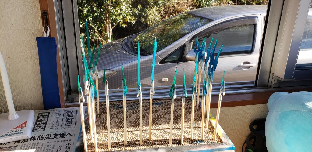 ビットを塗装してる時の写真です。メタリックブルーで塗装してたんです。クアンタのクリアパーツが緑色だったからどうしようもなかったんですよね...でも、今考えると、やっておいてよかったと思ってます。ちなみにシグルシールドとか、Fファンネルとかのクリアパーツには、グラデーションにチャレンジしてみました。