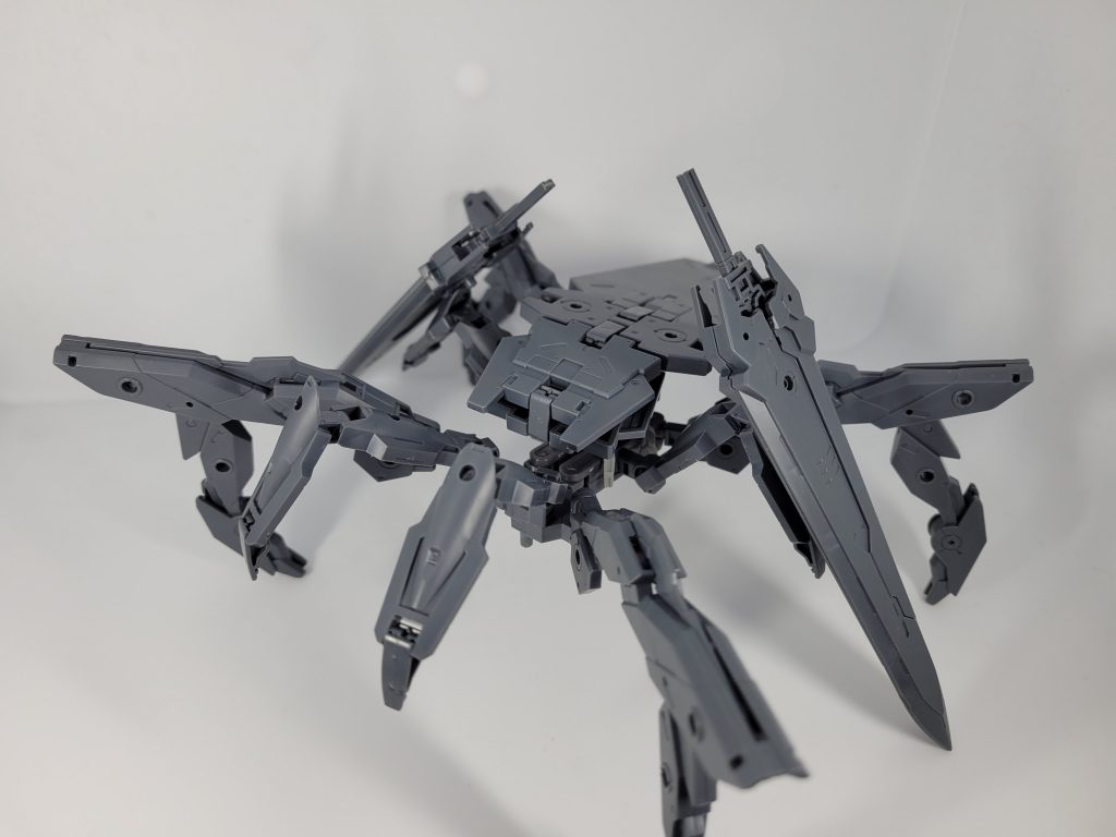 市街地・森林戦用の多脚形態は蜘蛛の様な形に仕上げました戦闘力も大事ですが、見た目の恐怖も戦いの上ではとても大切ですよね因みに、この形態だとそんじょそこらのモビルスーツよりデカイです
