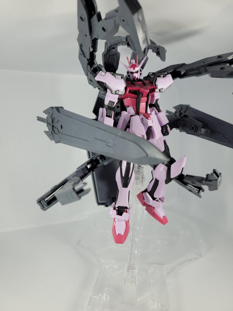 続いてストライカーパックモードの紹介ですこちらはサブアームモード戦闘面でも作業面でも活躍できる様にという感じです最悪相手をサブアームで捕まえて自爆…なんて(ルージュはEGを素組しただけのものなので、スミイレもアンテナのフラッグ処理もしてません)