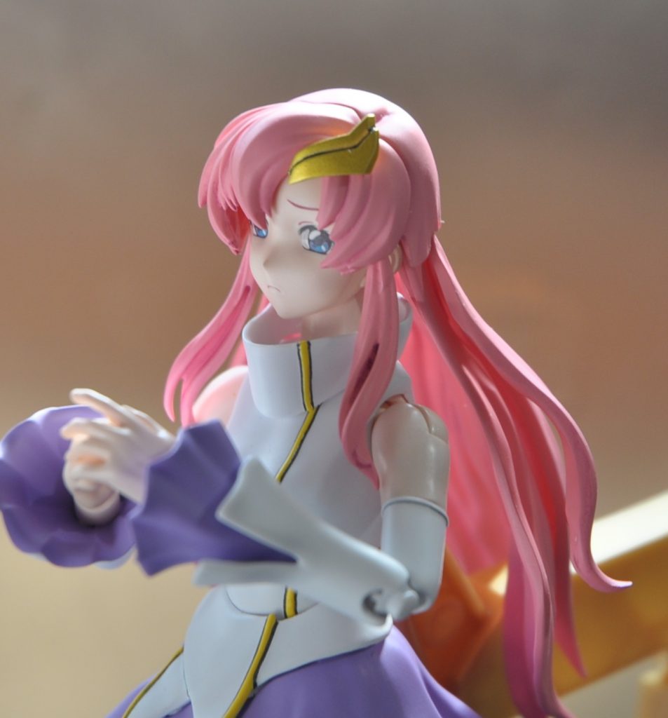 困り顔。見えにくいですが、下記のような後ハメ加工を施したうえで胴体側面の合わせ目は消しています。当初、上述の肌色の処理と後ハメ加工が一番苦戦しそうだと思ったのですが…一番苦労したのは服のイエローラインです。当初マスキングするの面倒だったので、リタッチしやすいエナメル塗料で筆塗りしていたのですが、完成して組み合わせると「ガンガン剥げまくる」という事態に遭遇しまして…エナメルはラッカーを侵さない、というのは、言い換えれば、そこまでラッカーの塗膜に食いつかない、ということで…しかも構造上胴体部分が組み立てたり動かしたりする際にぶつかりやすく、しかもイエローラインは凸型に盛り上がっていたものですから、それはもう「綺麗に」剥げてしまいました。ここ、おそらくシール使っても高確率でヒドイことになるかと。そのため、一度爪でひっかいてぺリペリとエナメル層を綺麗に剥がし（苦笑）、あらためラッカー塗料で筆塗りしなおすという面倒な事態になりました。また、イエローラインがぶつかりそうな部分は「削りすぎかな？」というぐらい削ってすり合わせ、最後の組み立ては細心の注意を払って行う必要があります。正月早々ひどい目にあいました(笑)以下塗装肌色：ガイアカラー　ノーツフレッシュにノーツフレッシュホワイトを少量白色：ラスキウスアウラ　白雪色ピンク：サイバーフォーミュラカラー　ピンク薄紫：MSパープル紫：Mrカラー　パープル金色：エルドランカラー　エルドランゴールドの上にMrカラー　クリアオレンジピンクちゃんの本体色：バーチャロンカラー　マイザーピンクイエローライン：タミヤカラー　レモンイエロー・・・が失敗したので、タミヤラッカー　ピュアイエローで塗り直しピンクちゃんの黄色部分はタミヤエナメルのホワイトで下塗りした上で、水性ホビーカラーのイエローで上塗り