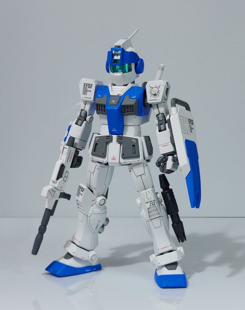 前面:特徴的な頭部の追加装甲下側と取り払いくるぶしの装甲をガンダムのものに交換、カラーリングも白を多めにを変更することで一般的にイメージされる「バックマイヤー仕様」ではないバージョンのスナイパーカスタムとして製作しています。