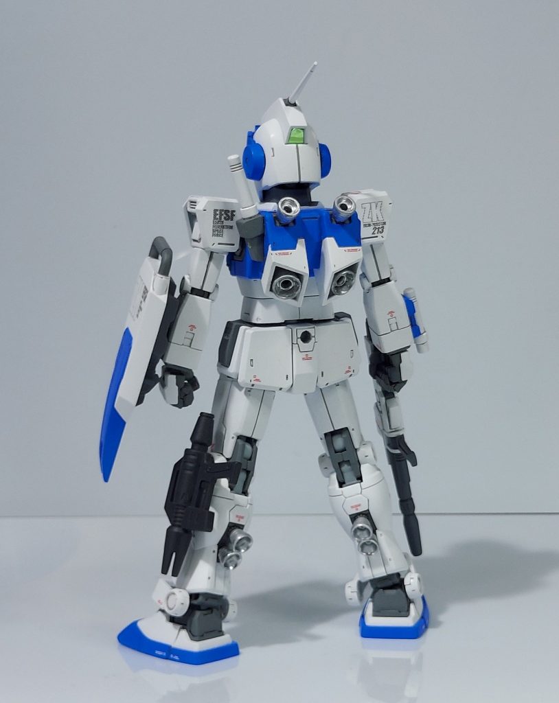 背面:バックパック側面は「シモダ小隊仕様」に見られるように武装懸架用ハードポイントの役割が与えられてるので、ビーム・サーベルのラックを追加しました。またメインスラスターを釣鐘型に変更してバックマイヤー仕様とは違うバージョンのバックパックとしました。