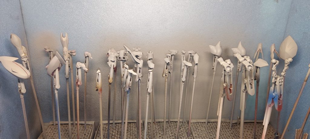 作ってる途中で写真撮るのいつも忘れる。女性パイロット?の機体でミキシングしてみました清楚でかわいいを目指して塗装は白ベースにピンクでぼかし蛍光ピンクとゴールドでアクセントパールと光沢クリアでテカテカに