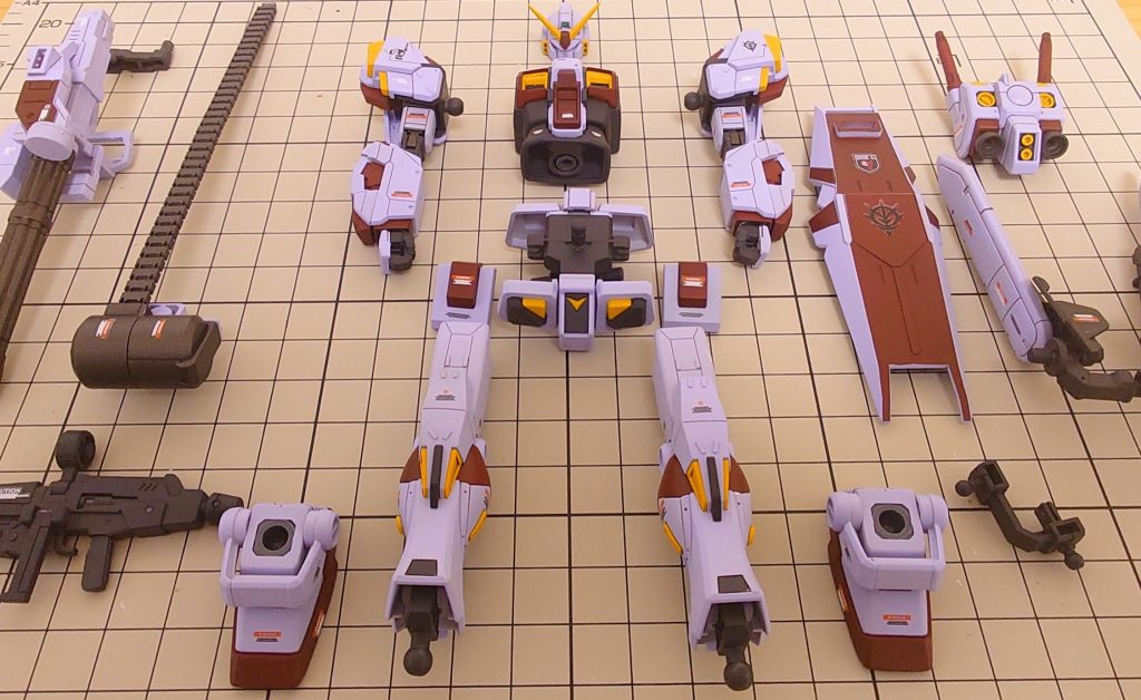 組み立て前のいつもの一枚。4号機と同じ世界線を意識して作成しましたが、カラーリングも含め、なんとかまとまったような気がします。次に作るものは、もっとガシガシ動かせて、ポージングしやすいものにしようかと思っています。