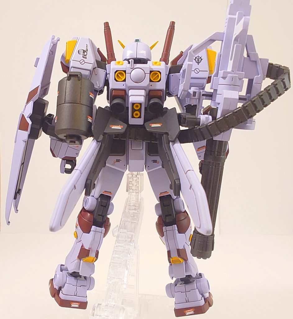 本当はもっとガシガシ動かしてポージングをしたかったのですが、[Bst]形態ですとバックパックに干渉するのと、ジャイアント・ガトリングを付けたままだとポーズをとるのが難しく、色々試したのですが、全身から嫌な音が出ていたので諦めました。。。