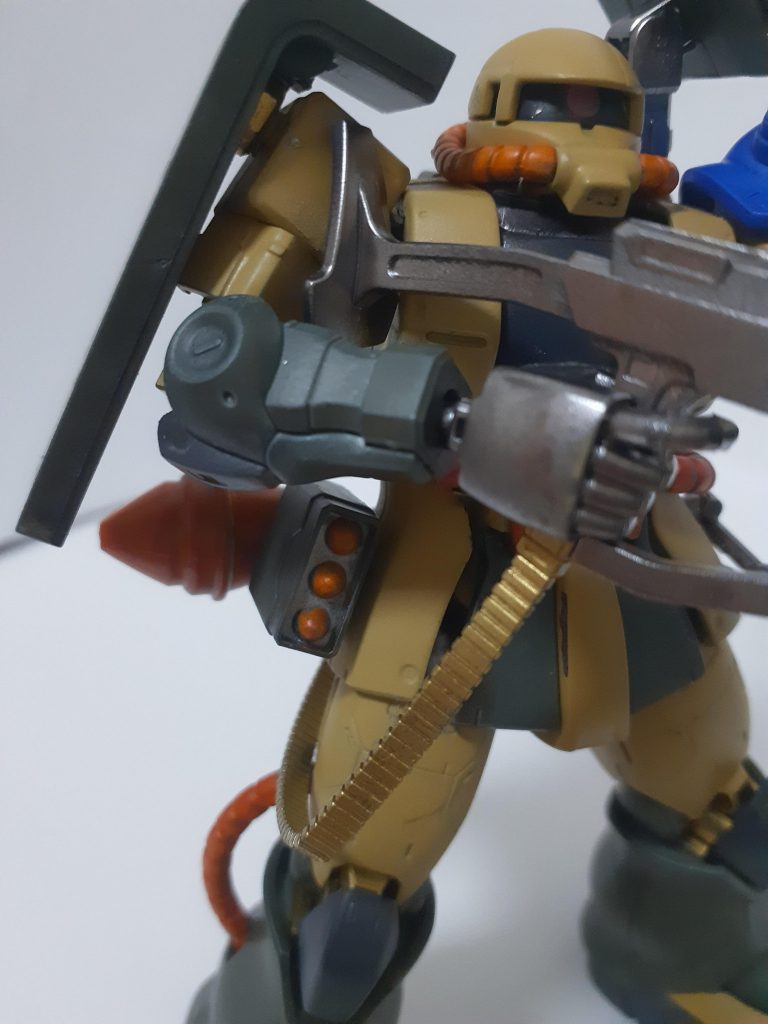 腰のミサイルはクロスシルエットのザクのフットミサイルを使用。