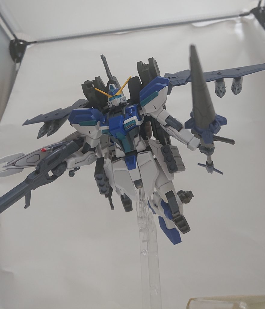 腰のロケット砲はオリジンザクⅡのバズーカ弾倉、脚のダガーはダブルオーダイバーの剣を改良。