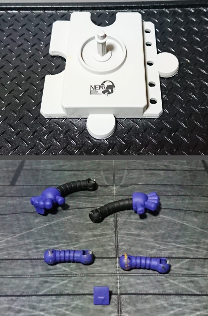 付属品の台座と手足。