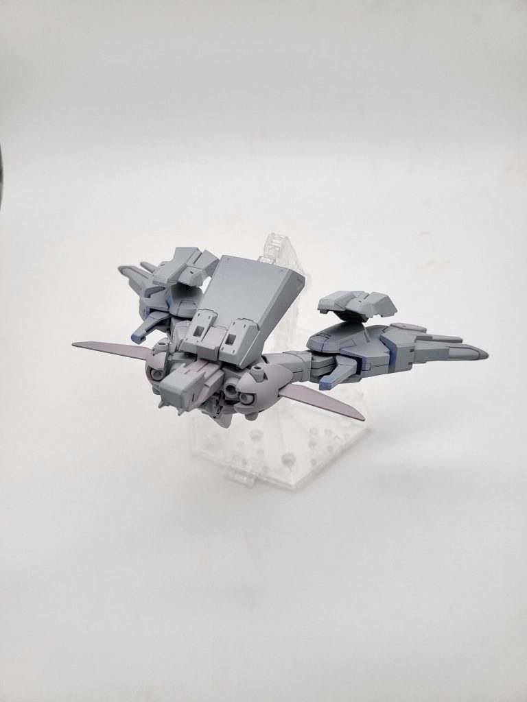 武装が上半身に、スラスターが下半身に集中しておる