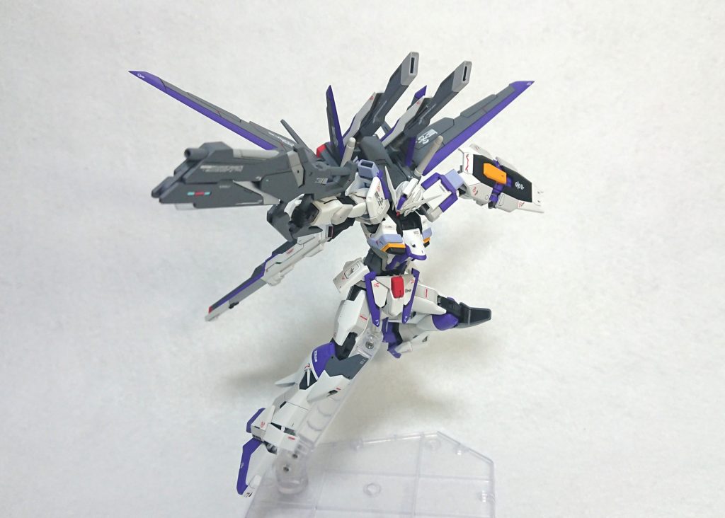 ダブルオースカイの対艦刀にウイングガンダムのバスターライフルの砲身とグリップを移植し、AGE-FXのビームライフルから先っちょの爪みたいなのをトリガーガードみたいな物にしています。対艦なのに片手で撃てるの？とお思いの方もたくさんいらっしゃるでしょうが、そこはもう…ね？