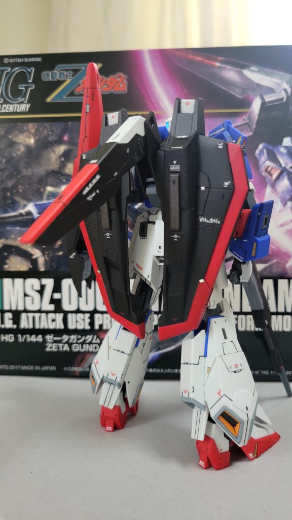 良く動くから、プラモ的には素晴らしいんですが、いろんな間接が自由に動くので、素立ちのポーズを取らせるのも難しいです。