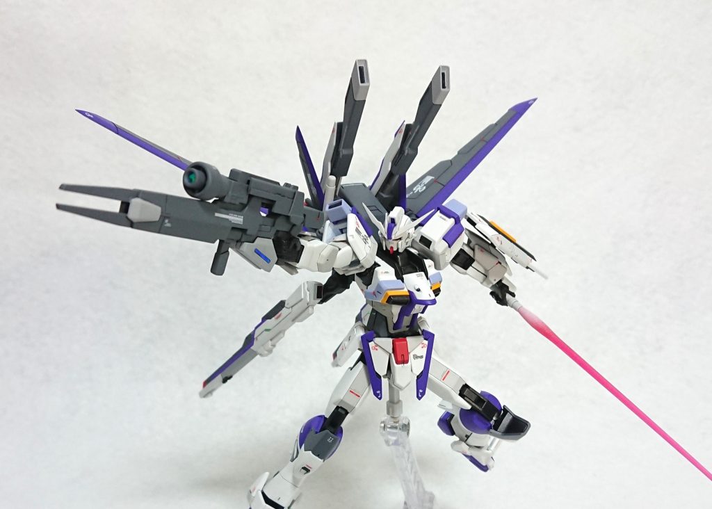 ビームライフルダブルオースカイの物にセンサーを追加したことで射撃性能が上昇。エネルギー弾倉ぽいところをオーロラシールでエネルギー詰まってます感を演出。角度によって青くなったり緑になったりと良い味になったかと。