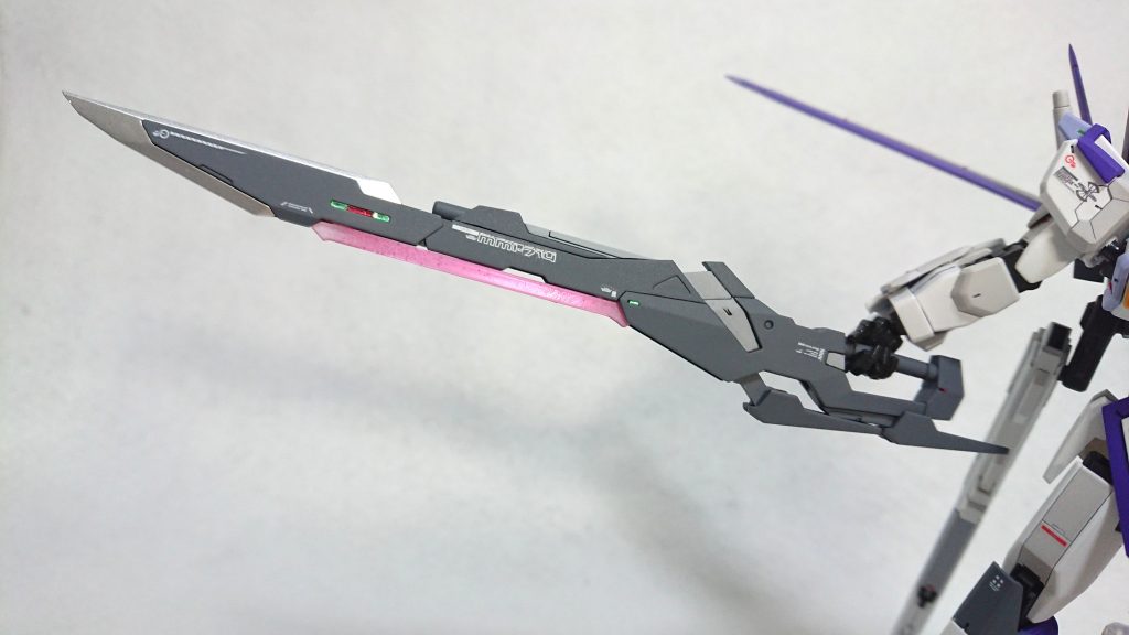 シュベルトゲベール(対艦刀モード)グリップとトリガーガードを収納し、剣先を展開し、対艦刀として使用できます。