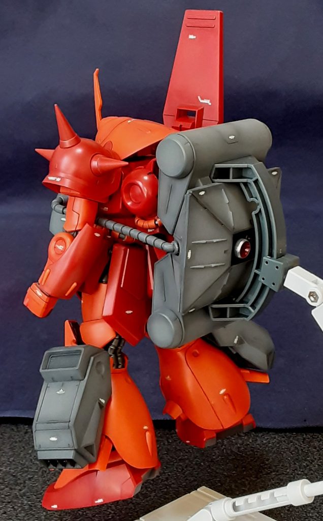 バリュートパック中身は抜いてあるのに重い！大きいポーズを付けると位置選ばないとスタンドが傾きます！