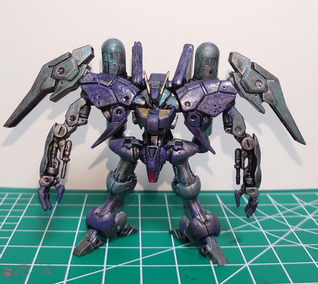 ツヤツヤなCGみたいなメタリックに出来ないかな…と紺と水色はドライブラシでゴシゴシやってます。戦い疲れた塗装剥げ機体になってました…