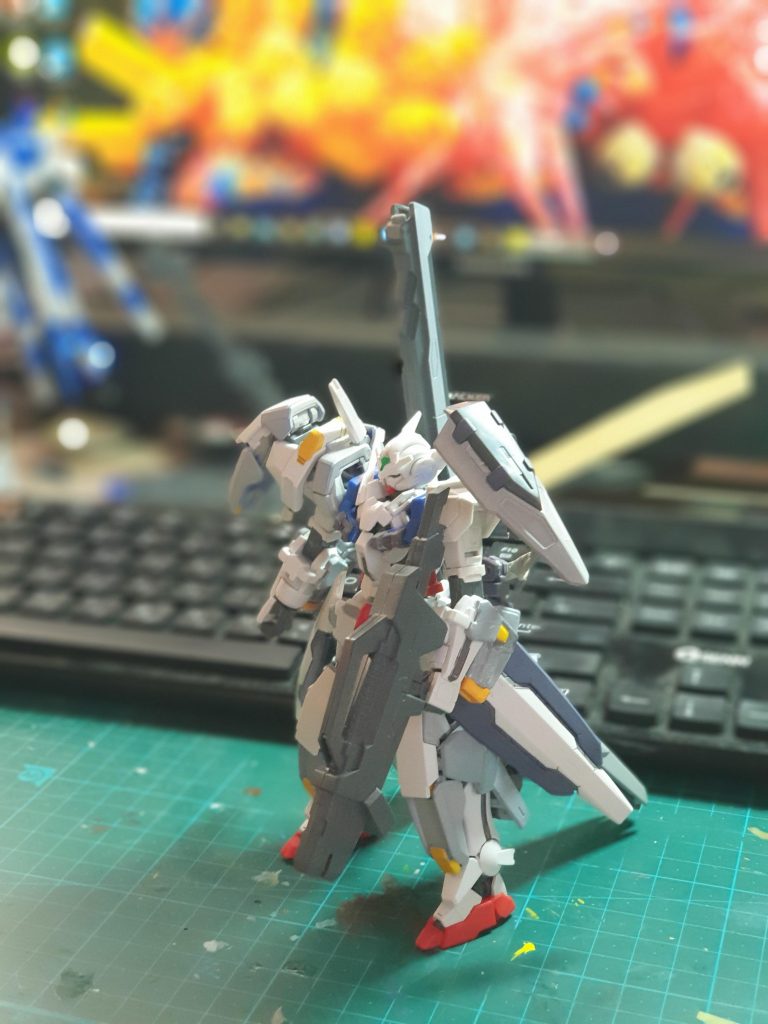 アバランチェユニット部分も白で塗りたいと思いましたが、ライトグレーで塗色して分割塗色を適用しました。