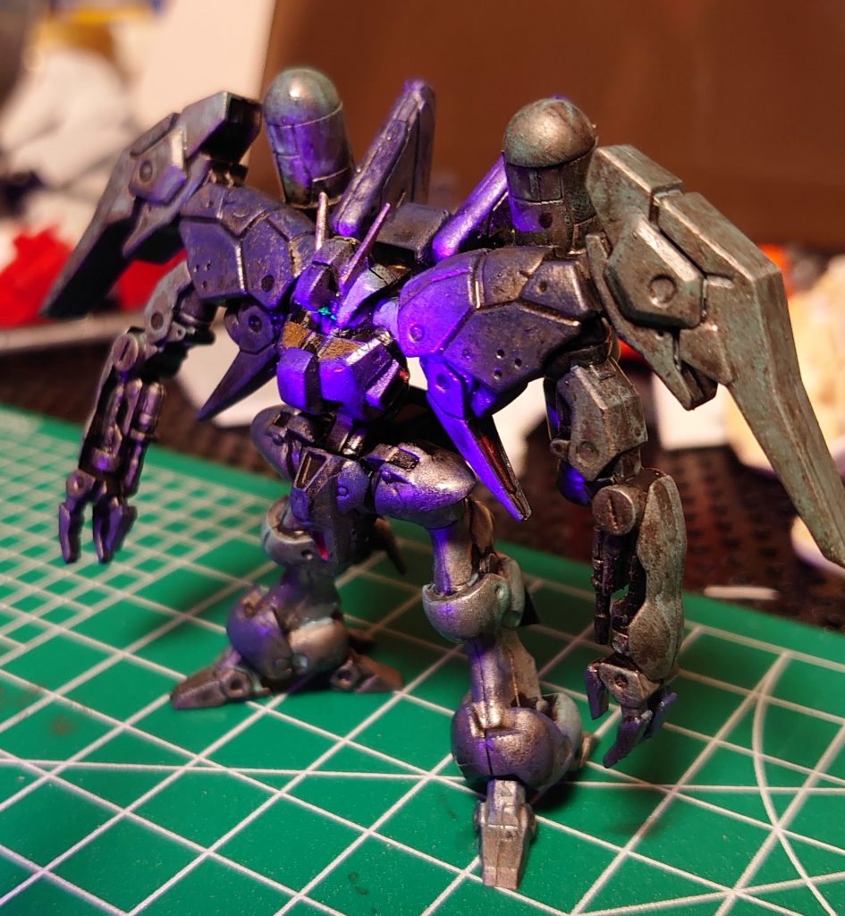 目は蛍光塗料で光ります。胸部ダクトも市販パーツを切ったものに変更してます。組んでる時に胸部ダクトが弾け飛んだ時は新年早々軽く絶望しましたが、何とか形に出来て良かったです。