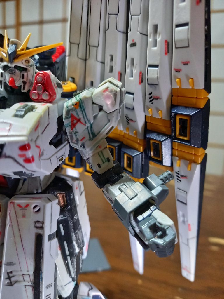 ランナー屑を使ってチッピングを取り入れ、デザインナイフと筋彫り道具でサイコミュを表現。ガンマカライトグリーン使用。 コンパウンドは粗めと細め使用