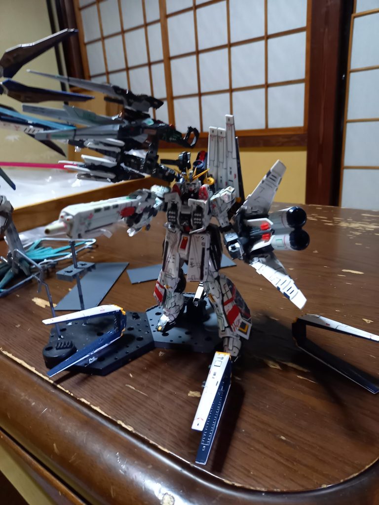 サブアームの機能があり、ライフルをアームの先に保持できる。アームの配置はデュエルのシヴァがモデル