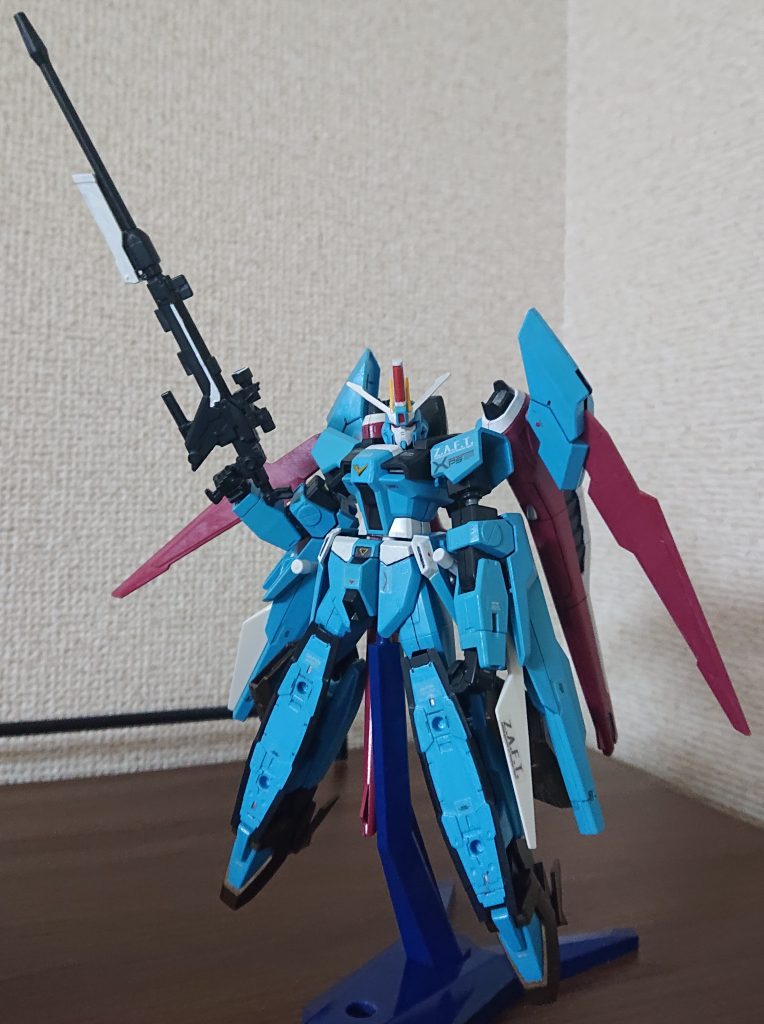 パンテーラビームライフル取り回しが悪いが射程が長く、威力も高いスナイパーライフル。高々度に飛び上がることで上空からの一方的な狙撃を得意とする。両腿の盾には外装にVPS装甲と対ビームコーティングが施されておりあらゆる攻撃を受け付けない。