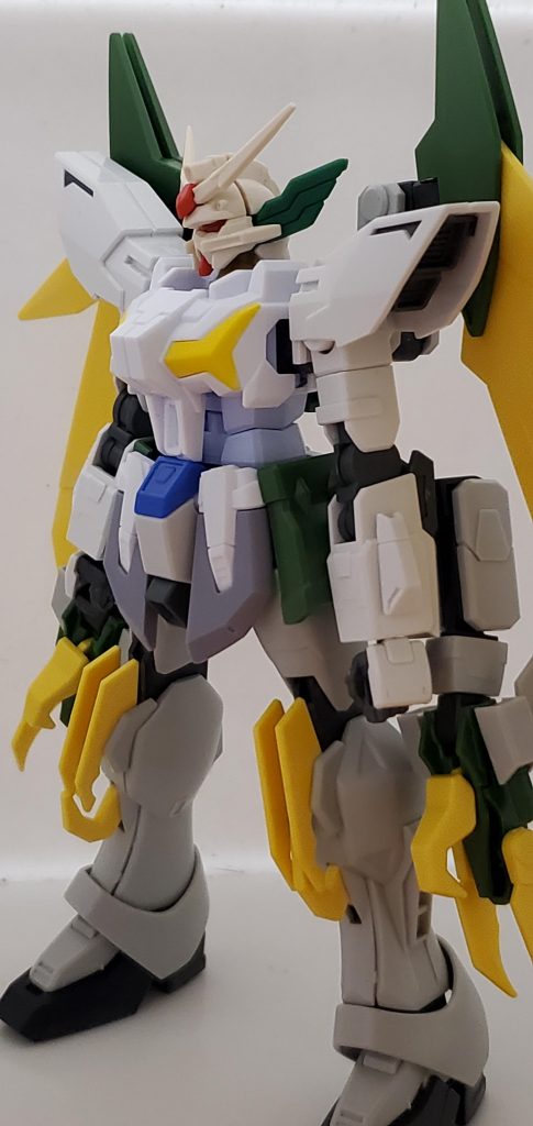 塗装前 ほとんどがビルド系のパーツで構成されています赤い部分を「サザビーレッド」他の細かい部分を「ガンダムマーカーMSV」をエアブラシ塗装原型はこんな感じだが予想以上にヴァサーゴに近づけたので満足