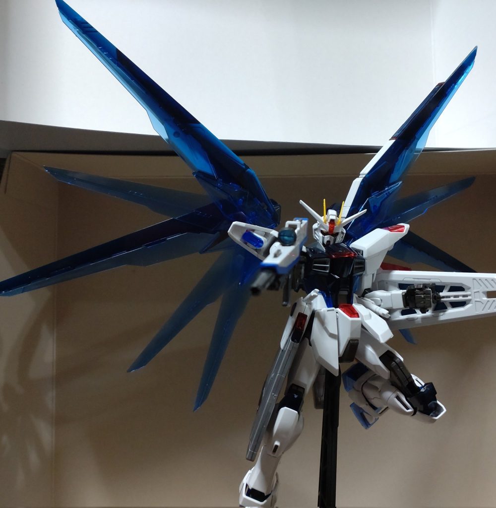 タイトルバック風にライフル構えて