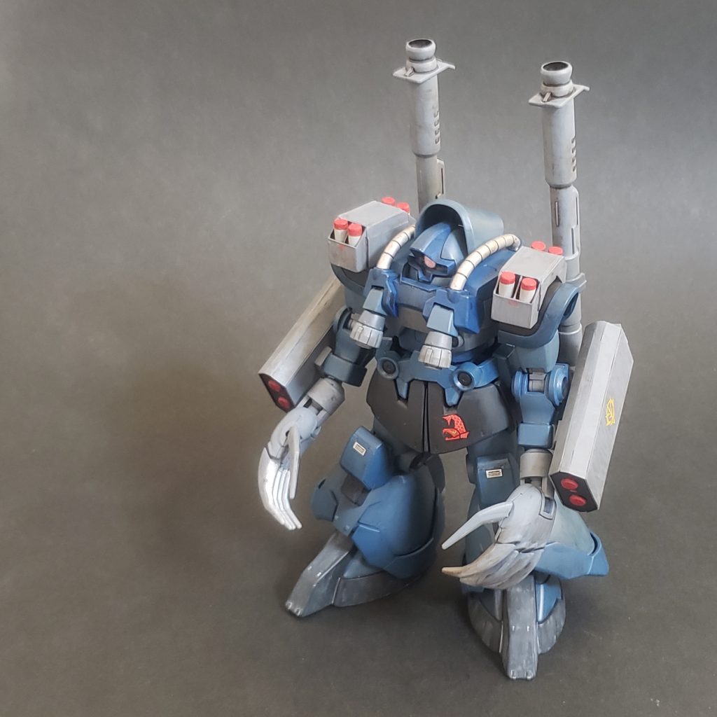 ジオン残党が水陸両用に改造したドムという設定です。武装は腕部魚雷、肩部ミサイル、手はクローに変更しています。