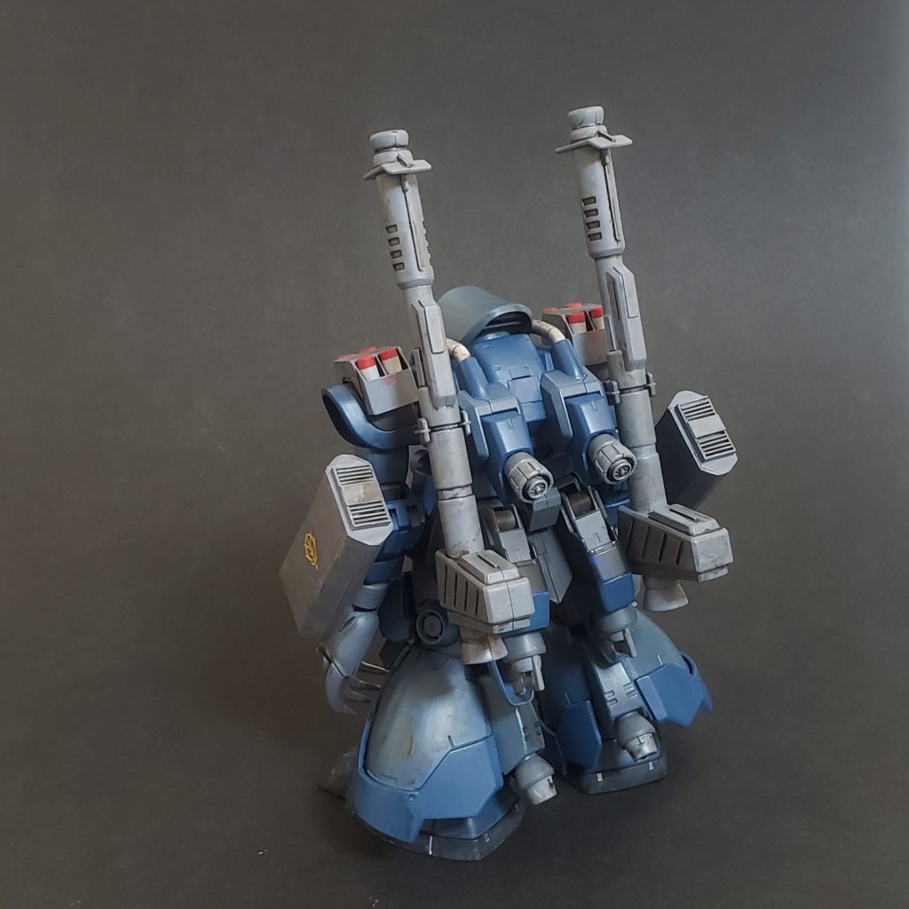 背中と腰と足にスラスターを増設することで水中での運動性を無理やり確保。