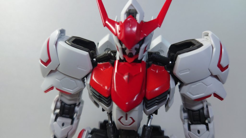 胴体上部の装甲の真ん中をレッド、左右の上部装甲をシャインレッドと少し明るくした胴体配色に( *´꒳`*)