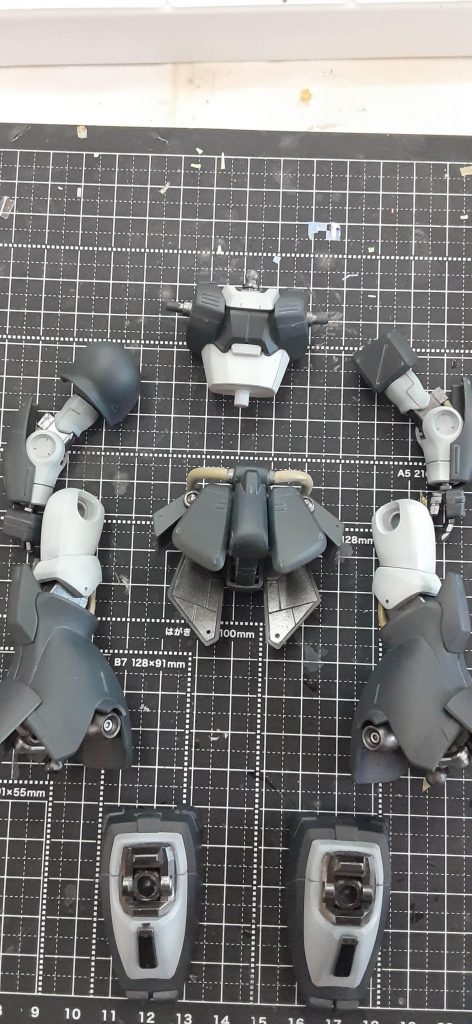 基本塗装がおわったあと。リアアーマーはエポパテで裏打ちしています。あと欠損してた手の指は連邦角指に置き換えました。