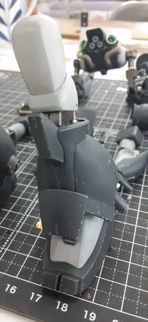 軽くウォッシングしてドライブラシ。最後にチッピングして、三騎共通感を持たせました。