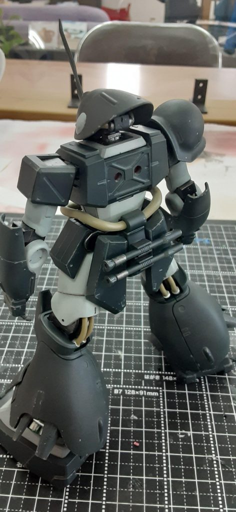 動力パイプは全て炙りプラ棒に置き換えました。あと膝関節、足首関節で計3ミリ程脚を長くしています。