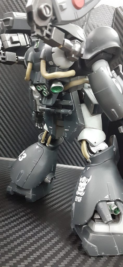 ビームサーベル2本。腰にマウントされている。教導団MSは全機ダークグレーに鬼のパーソナルマークで統一されている。