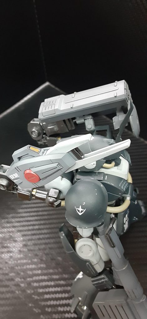 双肩には近代化改修されたミサイルランチャーとバーザムのビーライフルを用いたビーム砲が後付けアームによってマウントされている。