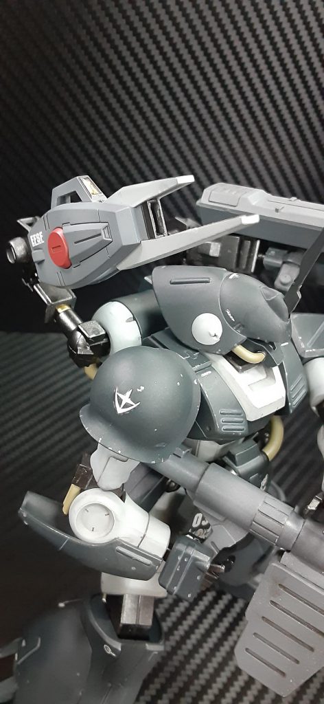 背部ウェポンアーム稼働のためマラサイ本来のシールドを廃したジオン系彷彿させるショルダーアーマー。