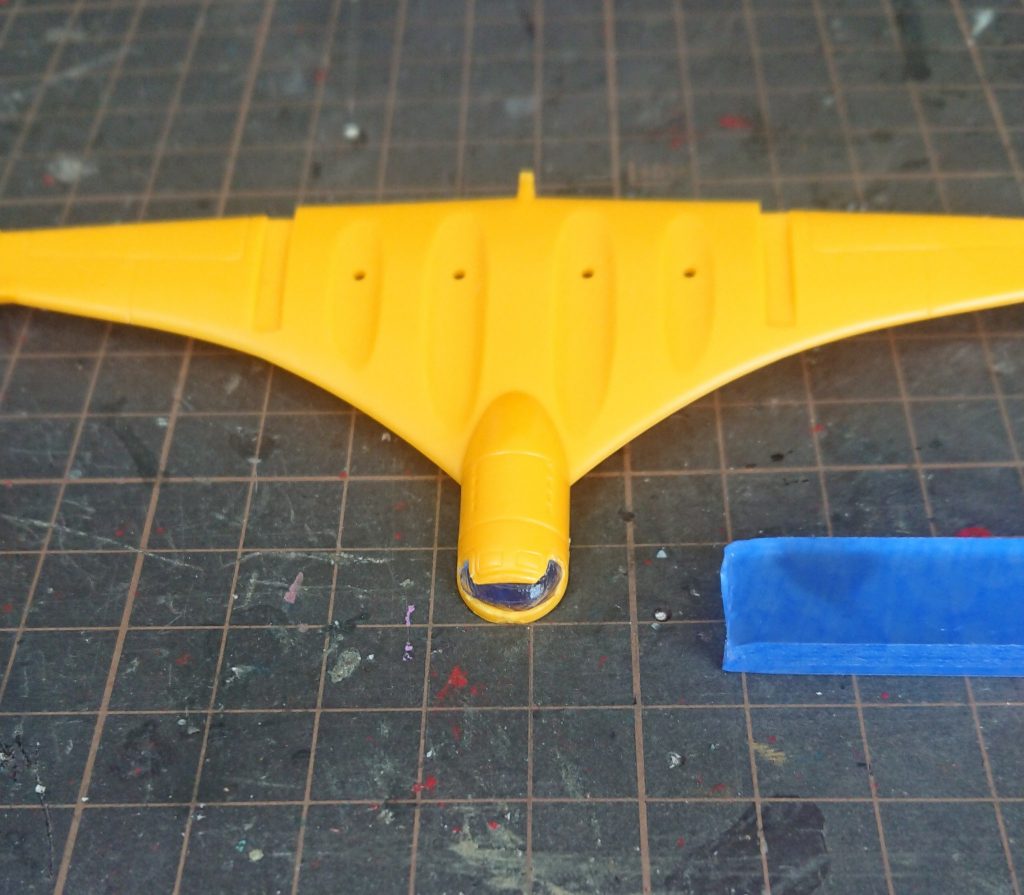 窓をくり抜いたはいいものの、クリアパーツをどうするかまったく考えてなく迷った末、イロプラをつかってみました。